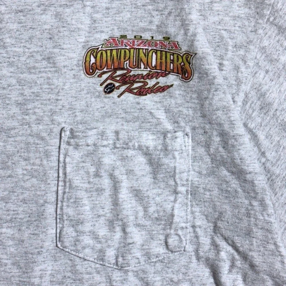 Arizona‎ Cowpunchers Reunion Rodeo 2019 Graphic Pocket T-Shirt Mens Gray